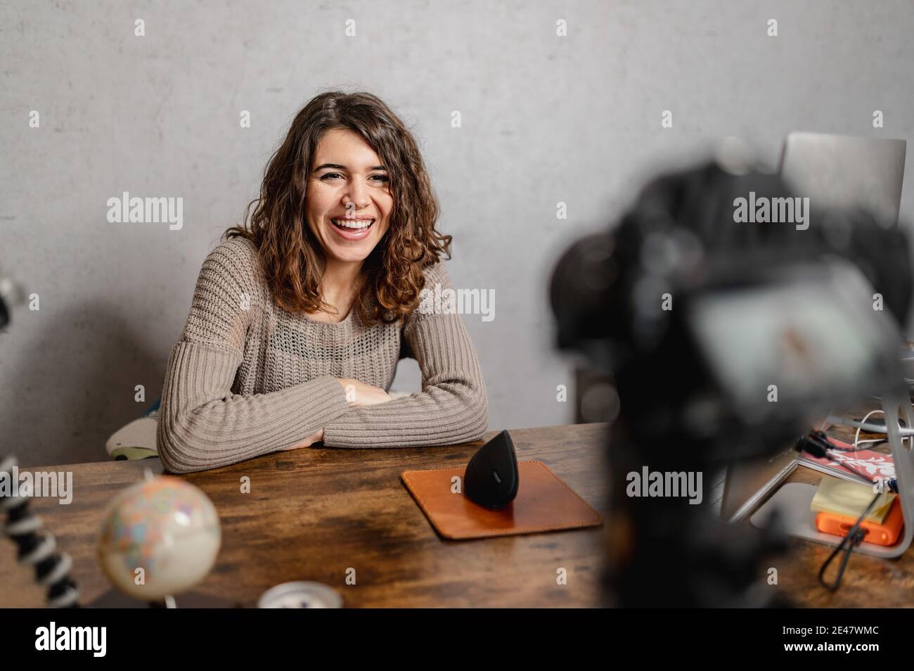 Junge kaukasische weibliche Social-Media-Influencerin, die ein Casual-Video filmt blog mit positiven Vibes Stockfoto