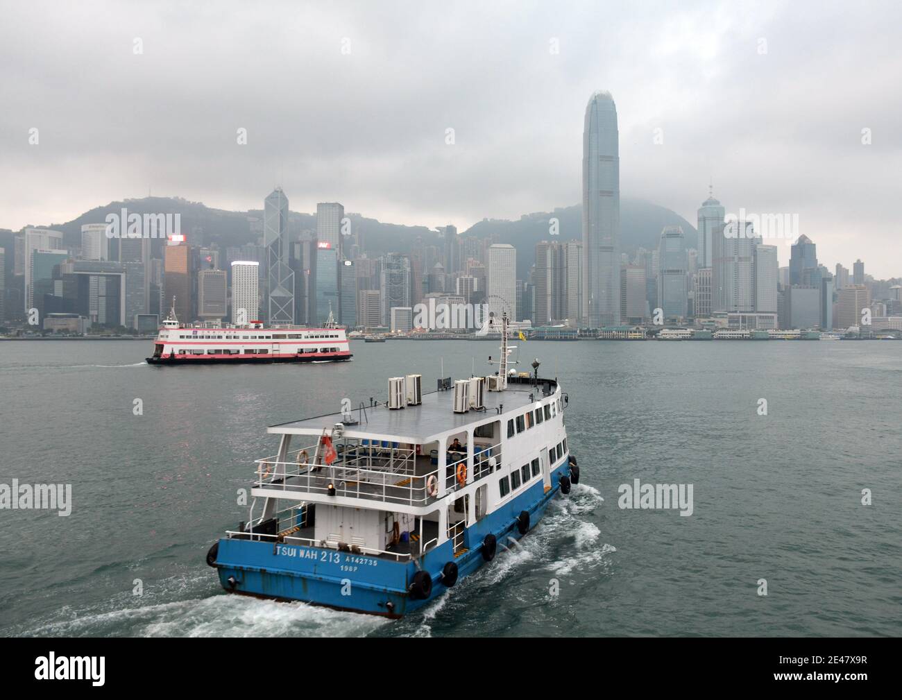 An einem kalten grauen Morgen bringt eine weitere Sternfähre Passagiere und Pendler von Kowloon nach Hongkong. Stockfoto