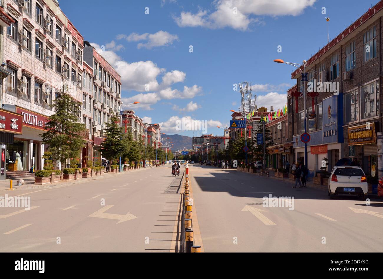 Moderne Stadtstraße in der Altstadt von Shangri La in Yunnan China. Stockfoto