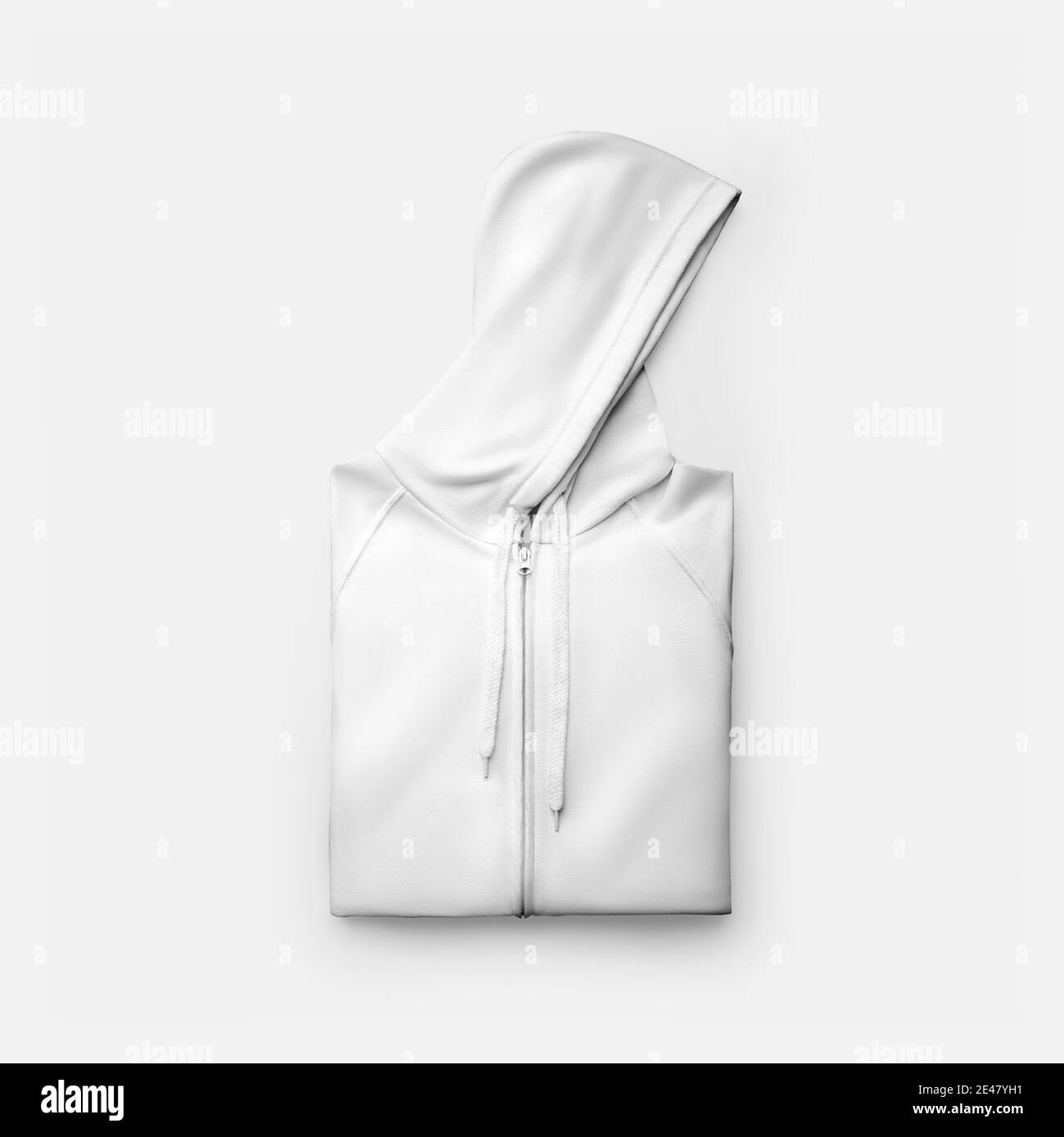 Modell eines weißen, gefalteten Kapuzenpulloons, mit Bändern auf einer wunderschön angelegten Kapuze, Vorderansicht, isoliert auf dem Hintergrund. Herrenbekleidung Vorlage mit Reißverschluss fas Stockfoto