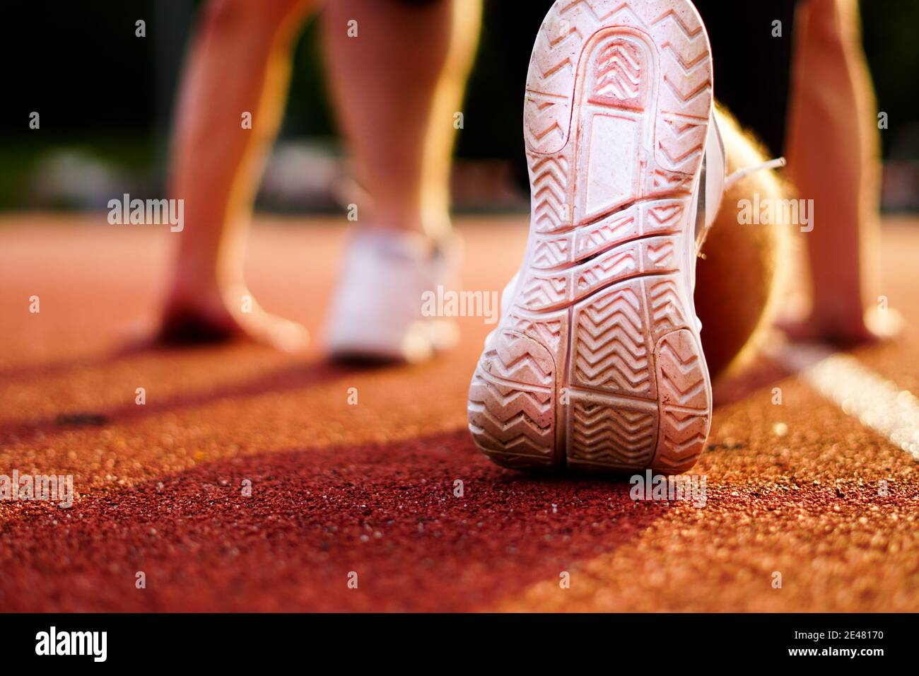 Startposition des Läufers. Athlete bereitet sich auf den Sprint vor. Stockfoto