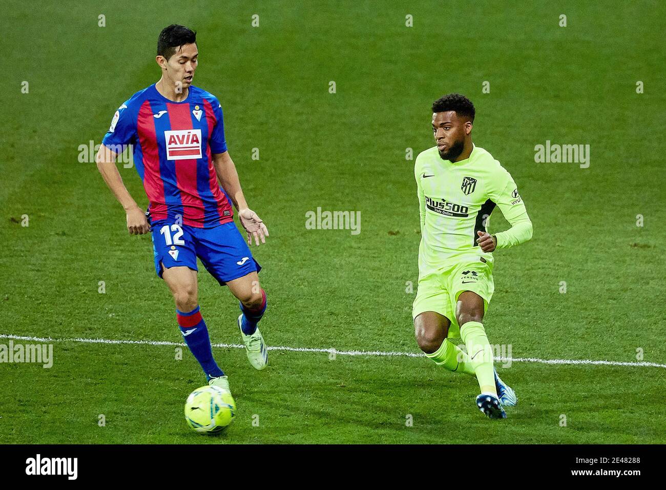 Thomas Lemar von Atletico de Madrid und Yoshinori Muto of SD Eibar während der spanischen Meisterschaft La Liga Fußballspiel Wette/lm Stockfoto