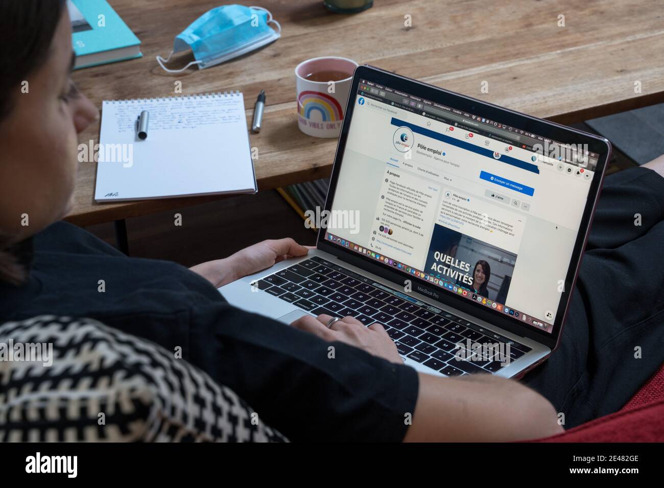 Jemand, der auf ihren offenen Laptop-Computer schaut Stockfoto