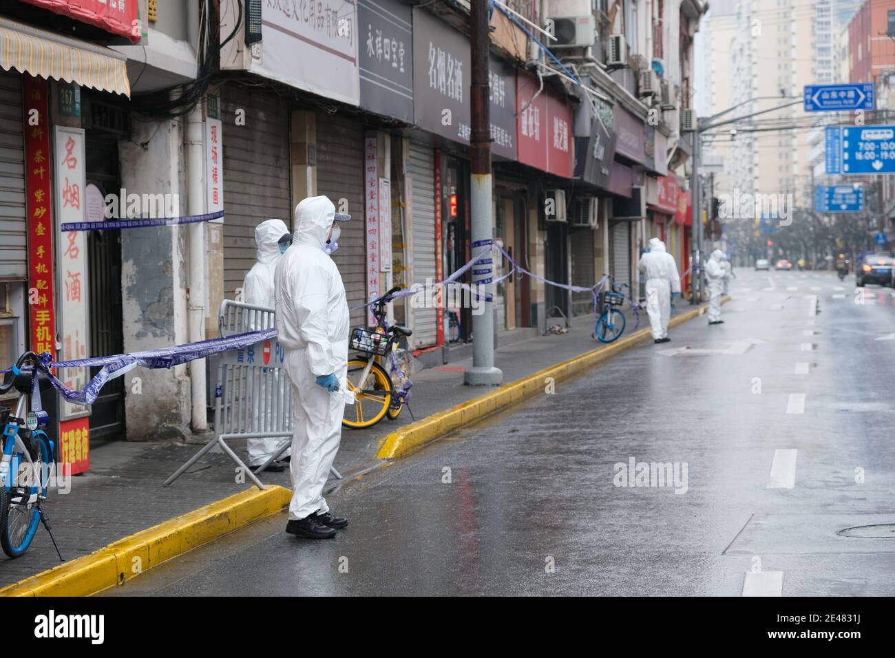 Shanghai.China-Jan.2021: Neue Covid-19 Fälle sind in China entstanden. Region wurde gesperrt. Medizinisches Personal in weißem Hazmat Anzug auf der Straße Stockfoto