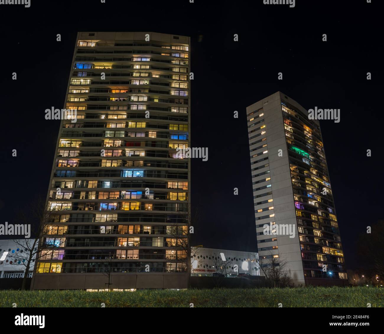 Groningen, Holland - 2021-01-21: Blick auf eine Vorderseite von zwei Wohnhäusern. Mit vielen Farben in jedem Fenster. Stockfoto