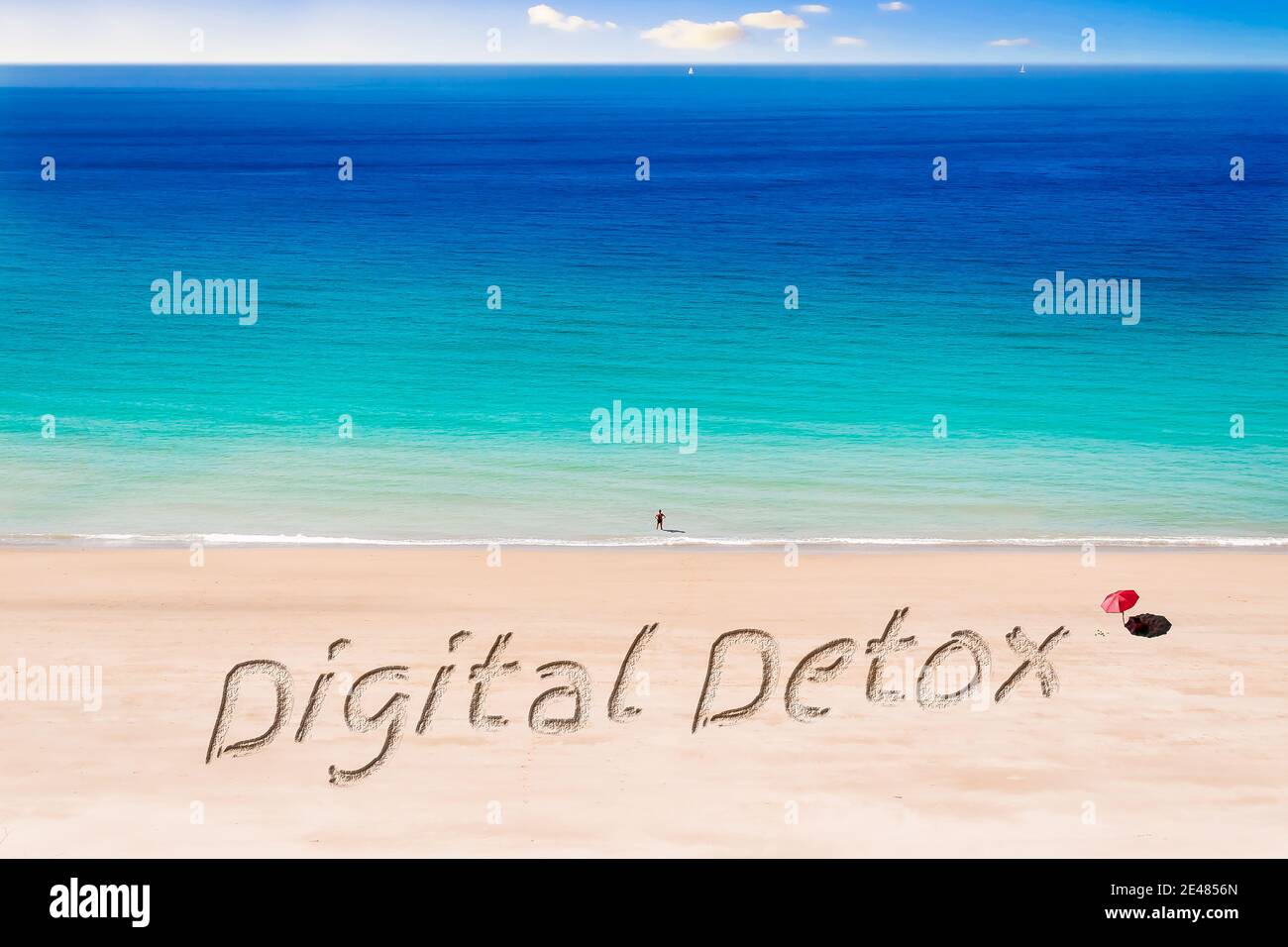 Die Worte Digital Detox auf einem Sonnenstrand geschrieben Stockfoto