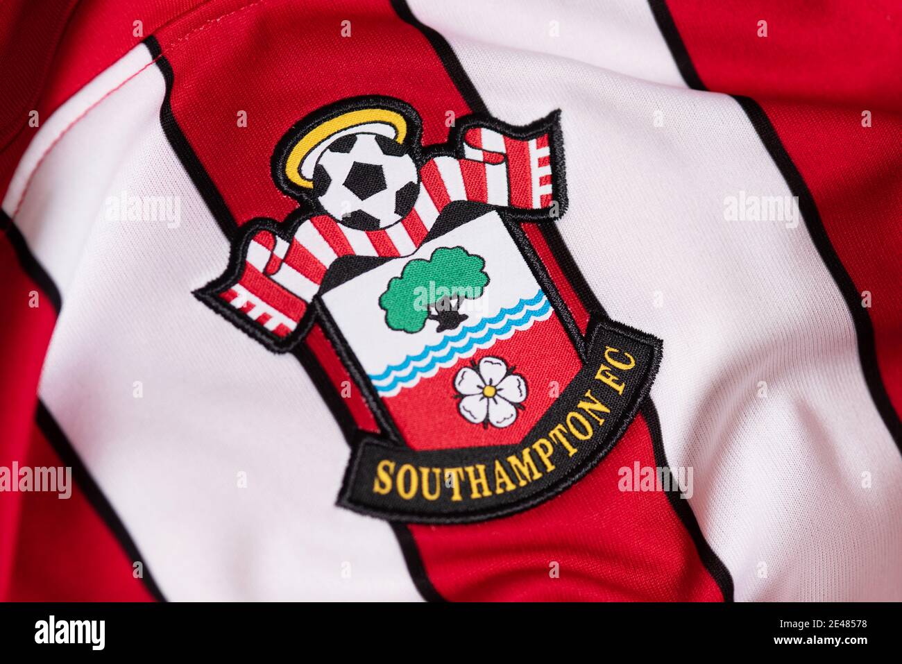 Nahaufnahme des Fußballtrikots von Southampton Stockfoto