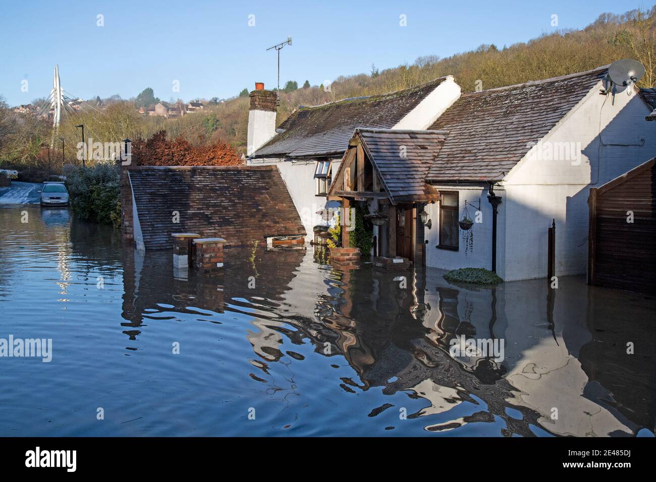 Shropshire, Großbritannien. Januar 2021. Der Fluss Severn hat seine Ufer entlang der Strecke in Shropshire platzen, Überschwemmungen Eigenschaften. Das Dorf Jackfield in der Ironbridge Gorge wurde besonders stark überflutet. 2020 gab es die schlimmsten Überschwemmungen seit 20 Jahren, und die Bewohner fürchten eine Wiederholung in diesem Winter. Kredit: Rob Carter/Alamy Live Nachrichten Stockfoto