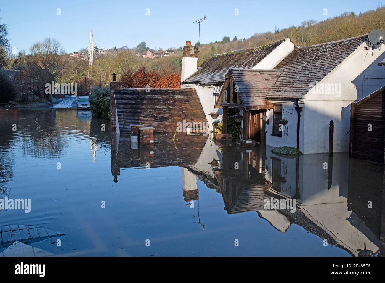 Shropshire, Großbritannien. Januar 2021. Der Fluss Severn hat seine Ufer entlang der Strecke in Shropshire platzen, Überschwemmungen Eigenschaften. Das Dorf Jackfield in der Ironbridge Gorge wurde besonders stark überflutet. 2020 gab es die schlimmsten Überschwemmungen seit 20 Jahren, und die Bewohner fürchten eine Wiederholung in diesem Winter. Kredit: Rob Carter/Alamy Live Nachrichten Stockfoto