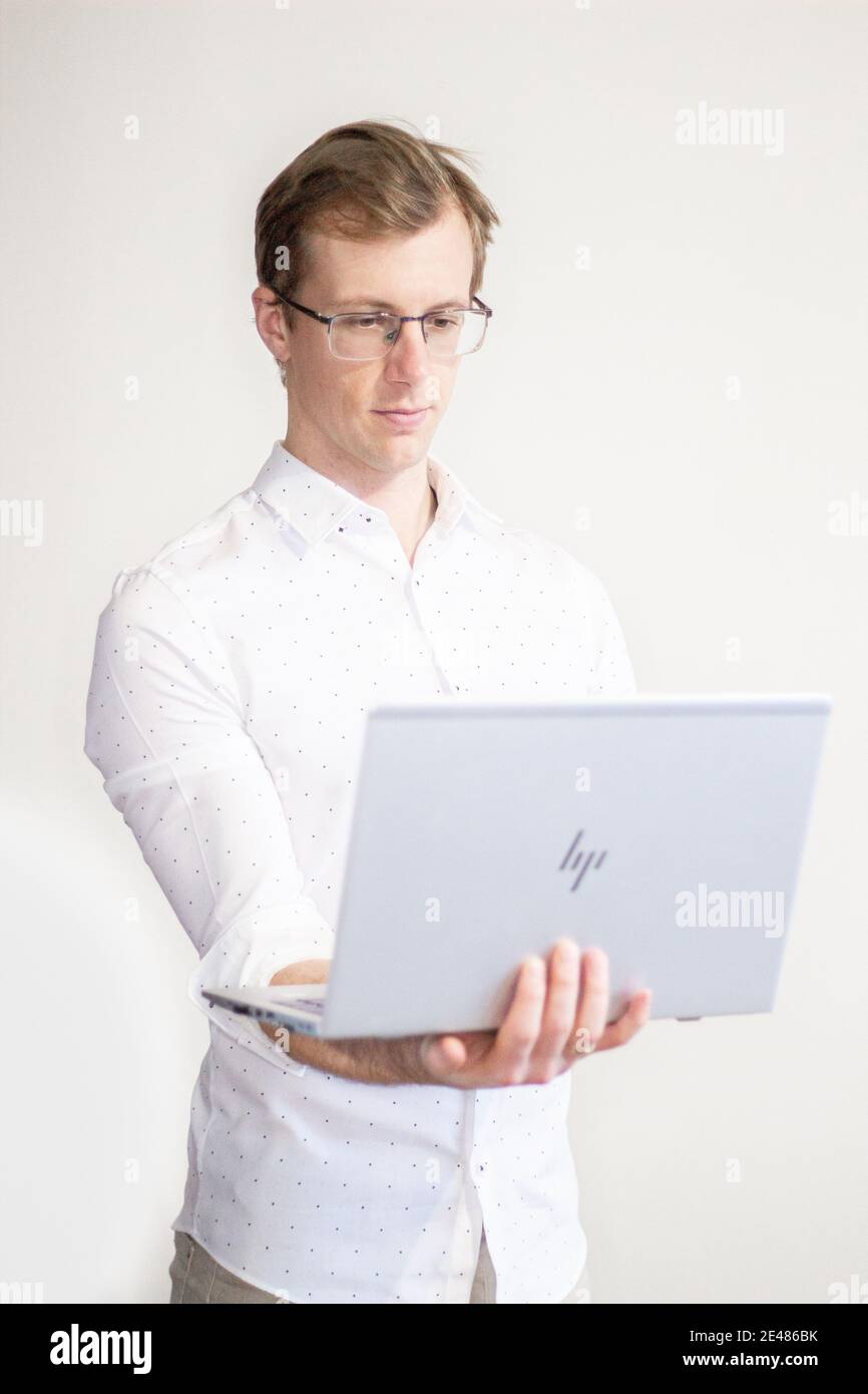 Geschäftsporträts eines Mannes im Heimbüro Stockfoto