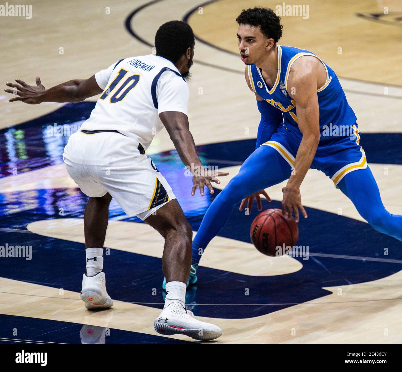 Januar 21 2021 Berkeley, CA U.S.A. UCLA Bruins Wache Jules Bernard (1) bringt den Ball auf Platz während der NCAA Männer Basketball Spiel zwischen UCLA Bruins und den California Golden Bears 61-57 Sieg im Hass Pavilion Berkeley Calif. Thurman James / CSM Stockfoto