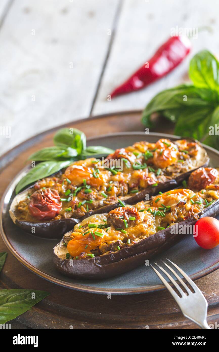 Aubergine gefüllt mit Gemüse und Käse Stockfoto