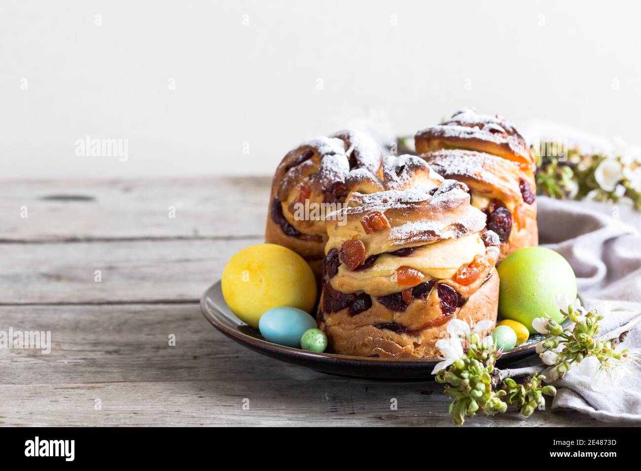 Panetone kulich Craffin auf Holzhintergrund. Osterbrot kozunak. Kopieren Raum Konzept. Stockfoto