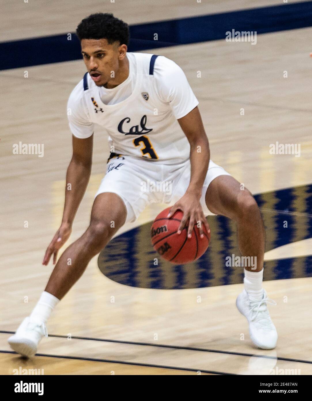 Hass Pavilion Berkeley Calif, USA. Januar 2021. CA U.S.A. der kalifornische Wachmann Jarred Hyder (3) bringt den Ball beim NCAA Männer Basketball Spiel zwischen UCLA Bruins und den California Golden Bears 57-61 verloren im Hass Pavilion Berkeley Calif. Thurman James/CSM/Alamy Live News Stockfoto