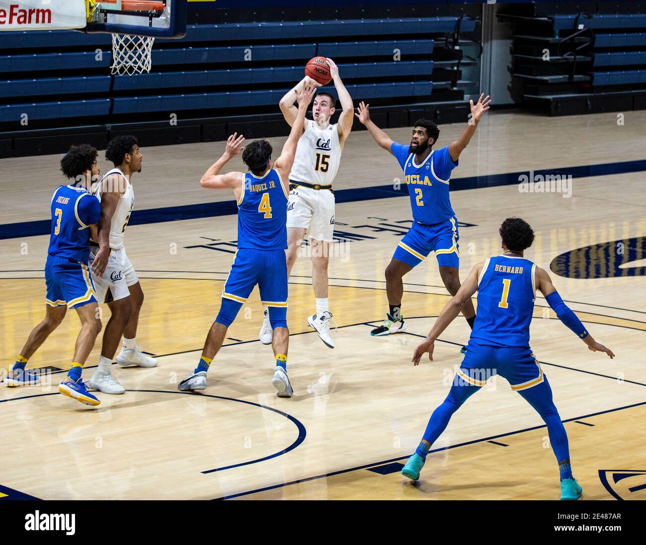 Hass Pavilion Berkeley Calif, USA. Januar 2021. CA U.S.A. California Forward Grant Anticevich (15) schoss während des NCAA Männer Basketballspiels zwischen UCLA Bruins und den California Golden Bears 57-61 verloren im Hass Pavilion Berkeley Calif. Thurman James/CSM/Alamy Live News Stockfoto