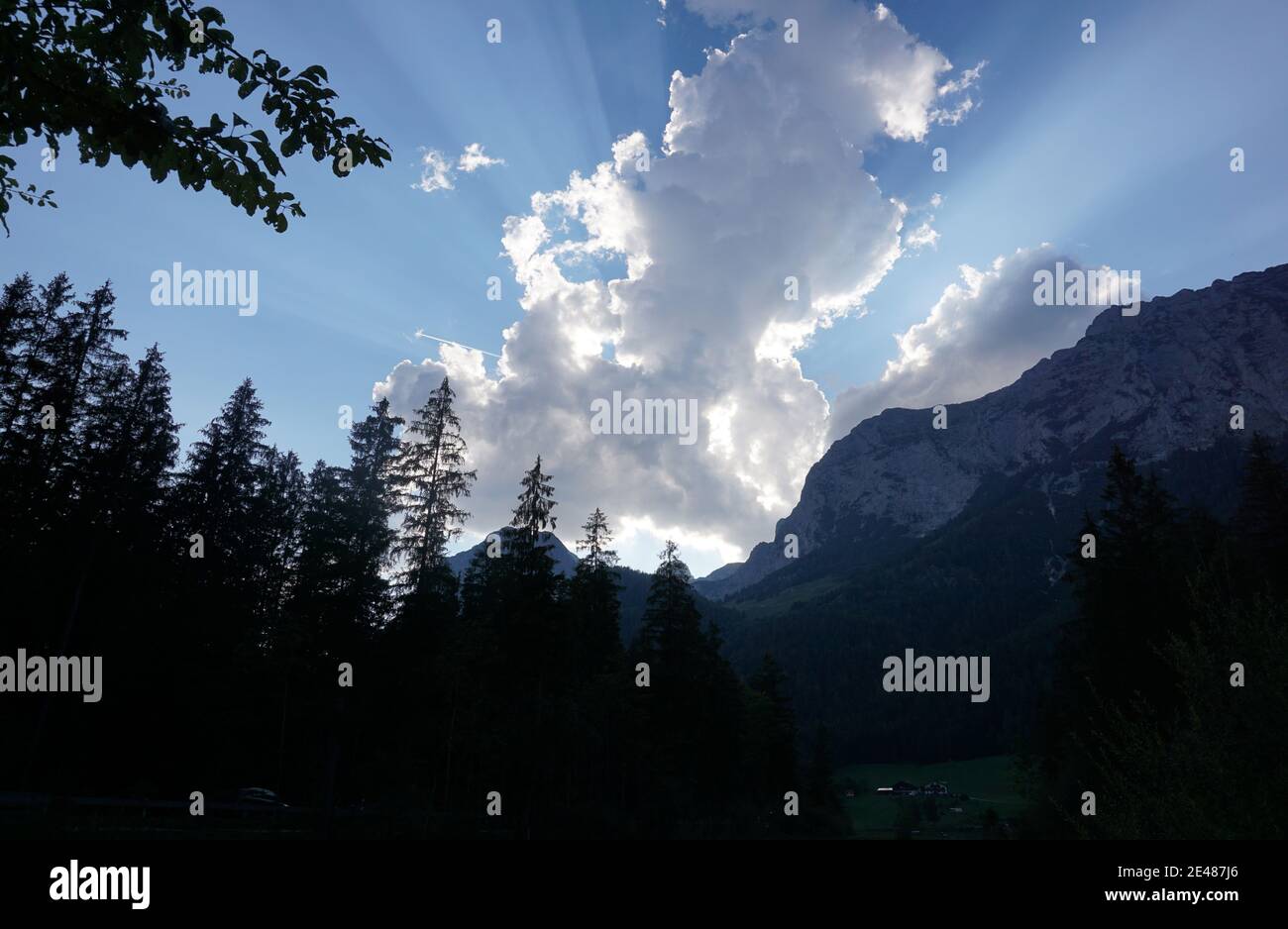 Bergblick am Abend mit Wolken und Bäumen in der Nähe des Zauberwaldes in Ramsau, Berchtesgaden Stockfoto