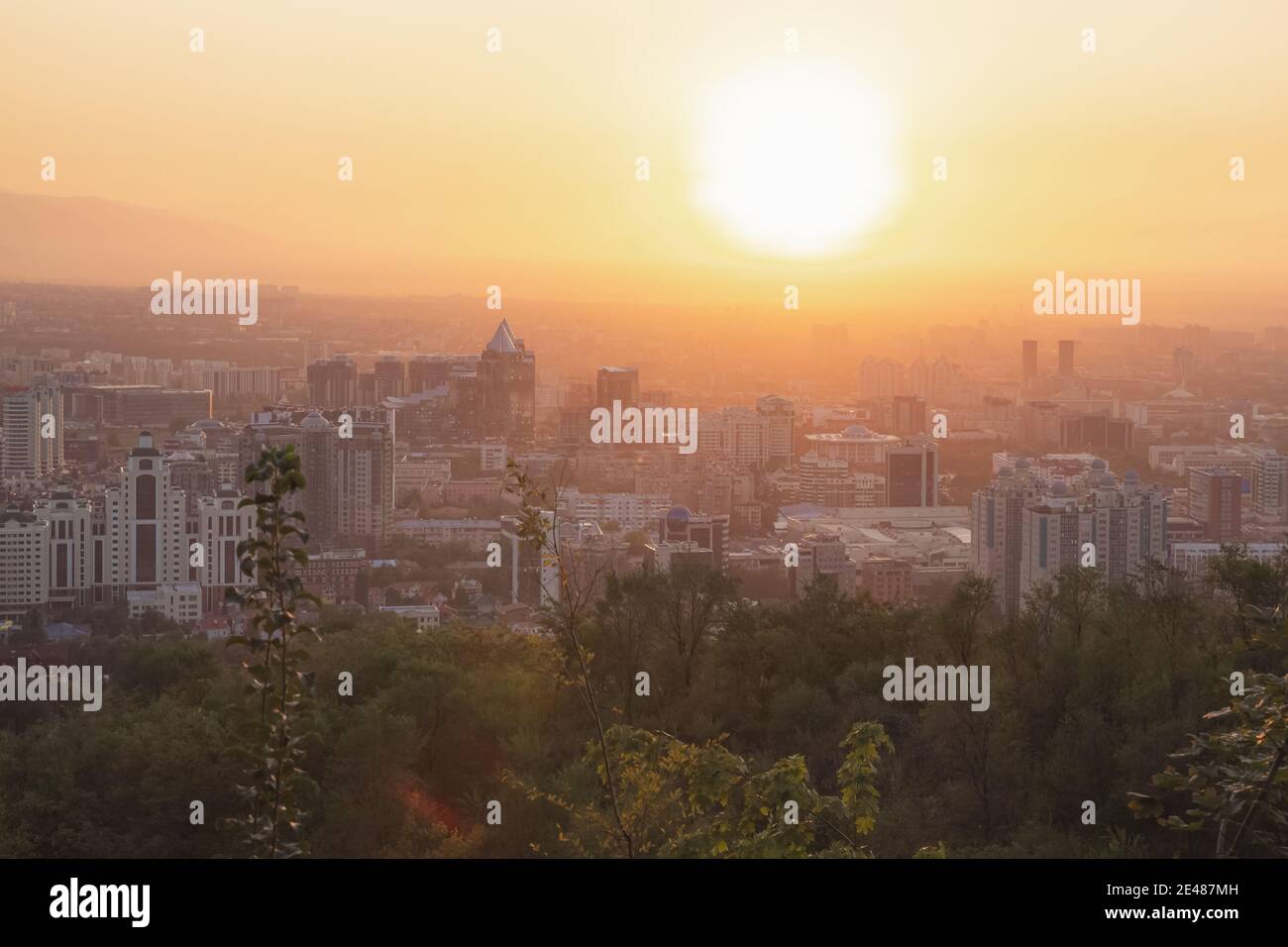 Blick auf die Stadt bei Sonnenuntergang vom Kok Tobe Park in Almaty, Kasachstan. Stockfoto