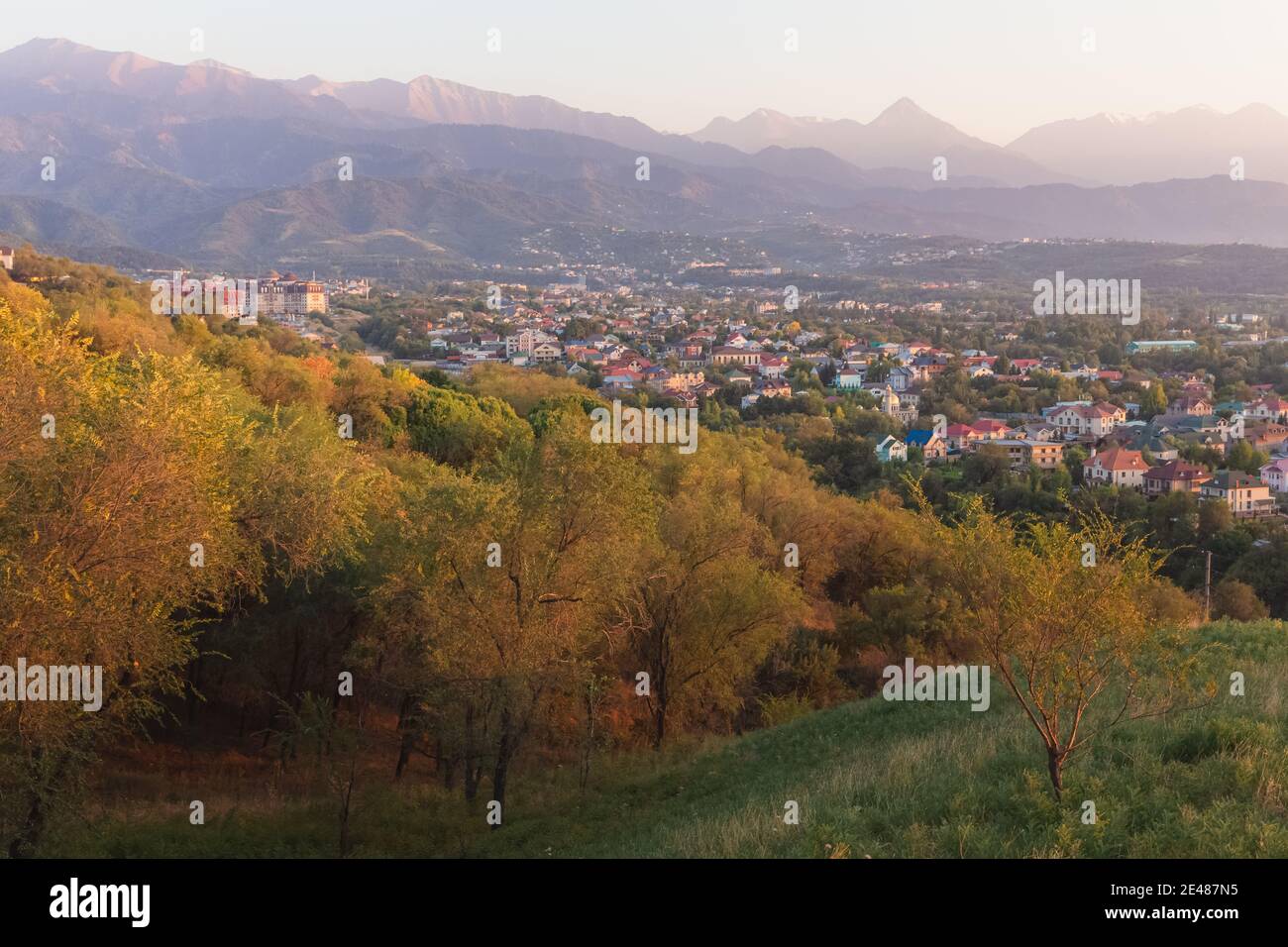 Berg- und Stadtblick mit Autuman-Farben aus dem Kok Tobe Park in Almaty, Kasachstan. Stockfoto