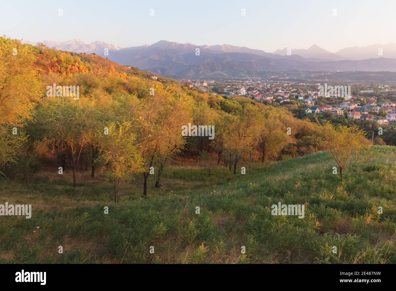 Berg- und Stadtblick mit Autuman-Farben aus dem Kok Tobe Park in Almaty, Kasachstan. Stockfoto