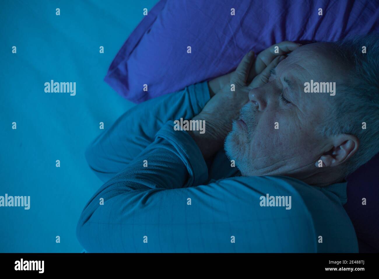 Senior Mann schlafen im Tiefschlaf im Bett, Gesundheitskonzept Stockfoto