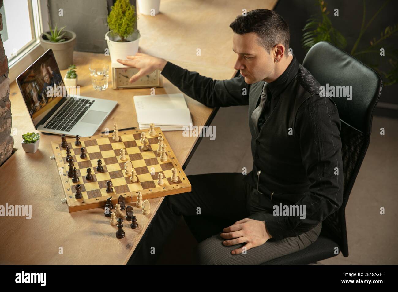 Junger Kaukasischer Schachspieler, der Schach online mit seinem Schüler spielt Stockfotografie