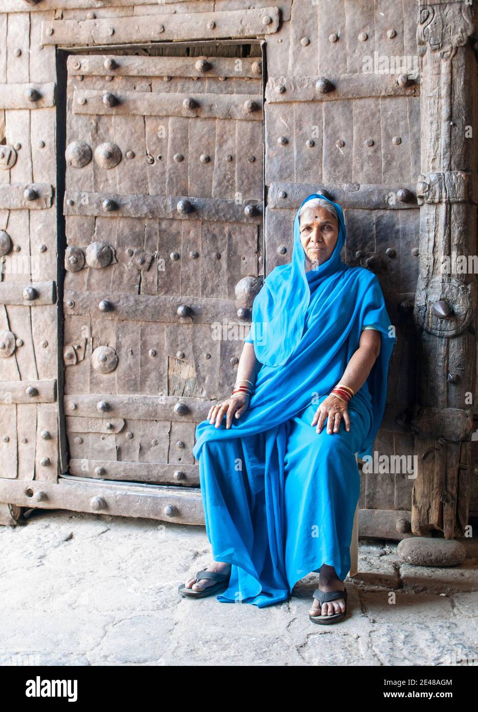 Türhüter in Daulatabad Fort, Maharashtra, Frau in blauen Sari Wachen alte Tür. Stockfoto