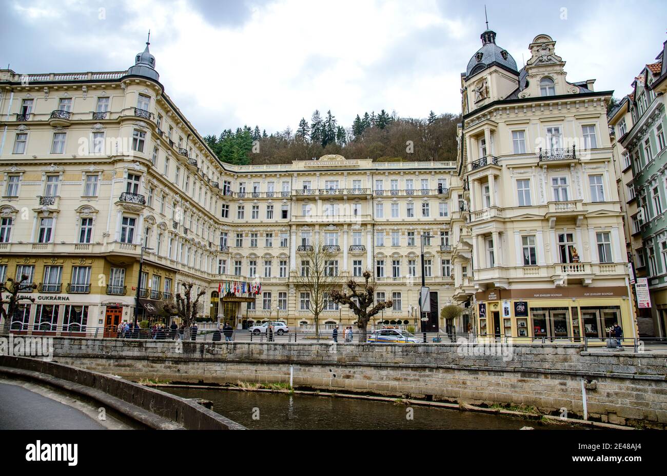 8 apr 2017: Karlovy Vary, Tschechische republik. Wolkiger Himmel. Grand Hotel Pupp Stockfoto