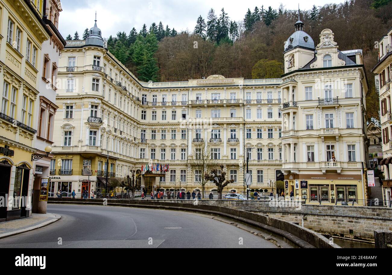 8 apr 2017: Karlovy Vary, Tschechische republik. Wolkiger Himmel. Grand Hotel Pupp Stockfoto