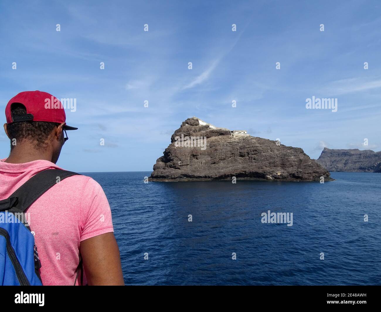 Ein Mann bei einer Bootsfahrt, Kap Verde, Sao Vicente Insel, Mindelo Stadt. Stockfoto