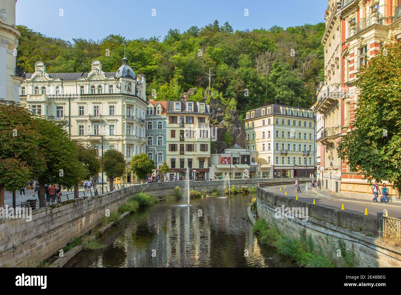 Karlovy Vary, Tschechische Republik - 12. September 2020. Blick auf die Straße mit bunten Häusern am Flussufer in der berühmten tschechischen Kurstadt. Romantische Architektur von Boh Stockfoto