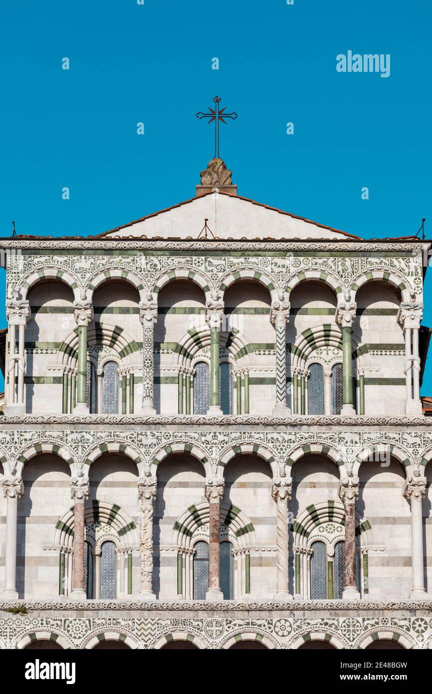 Fassadendetail der Kathedrale von San Martino in Lucca, Toskana, Italien. Stockfoto