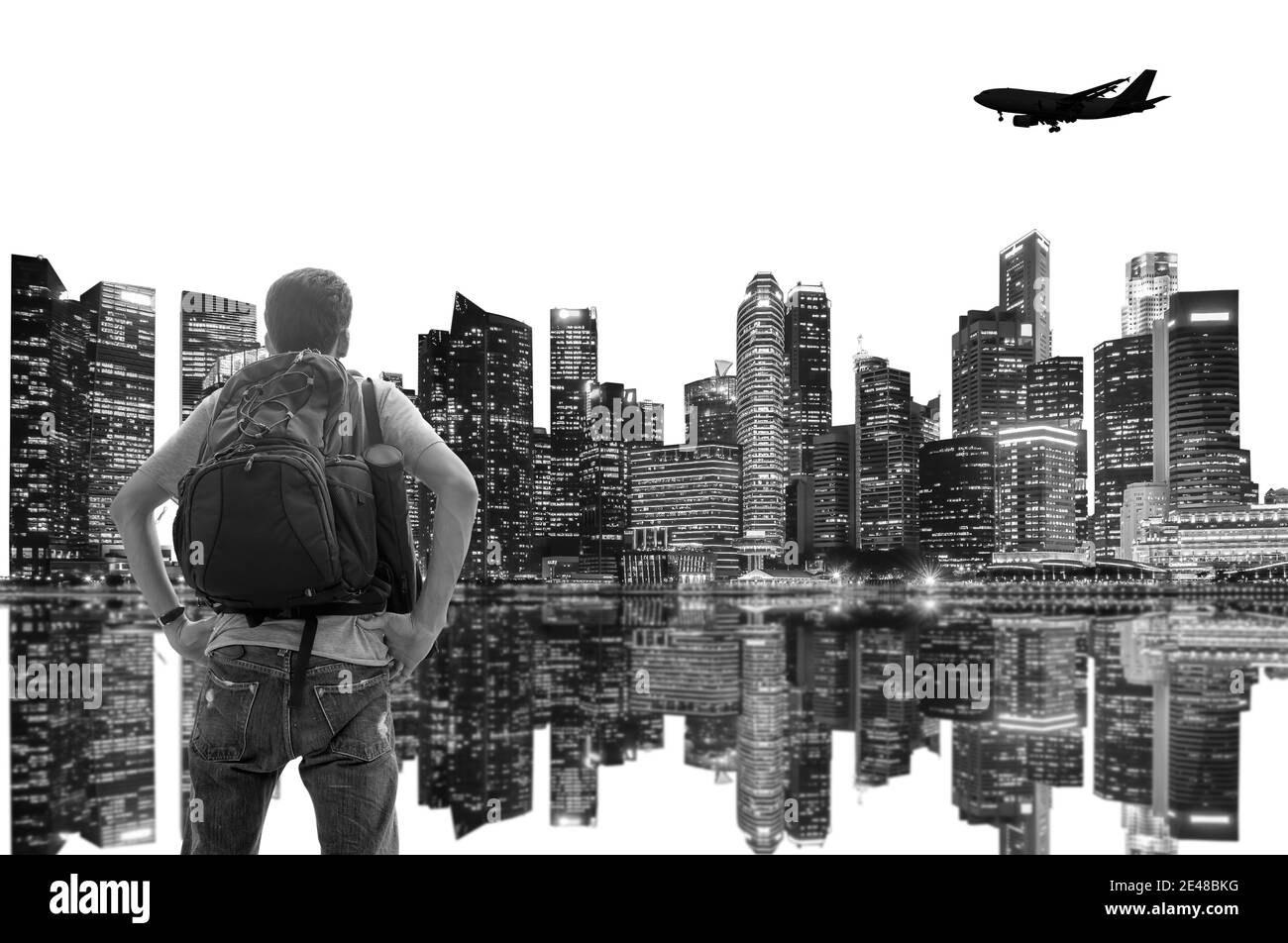 Backpacker stehen und schauen auf den Wolkenkratzer der Stadt; Schwarz-Weiß-Filterton. Stockfoto