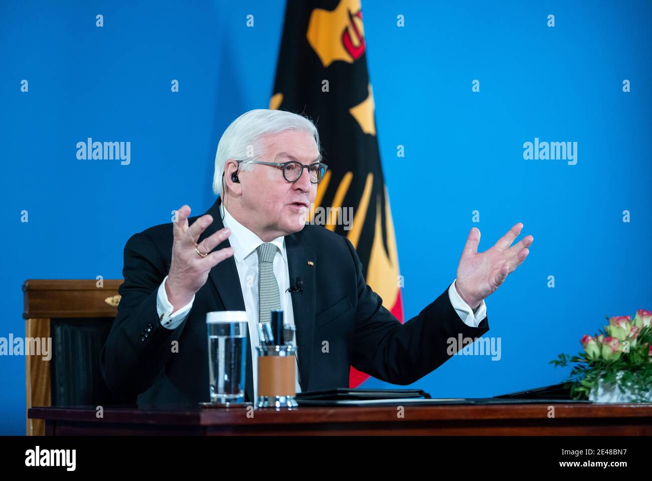22. Januar 2021, Berlin: Bundespräsident Frank-Walter Steinmeier wird sich in seiner zweiten "Bürgersituation" aus dem Schloss Bellevue erneut per Live-Video mit den sieben Bürgern austauschen, mit denen er im Dezember 2020 erstmals über ihre Situation während der Pandemie sprach. Mit der "Bürgersituation" will der Bundespräsident direkt hören, wo seine Gesprächspartner die Herausforderungen und Probleme dieser Zeit sehen und ihre Ansichten zu den weiteren Entwicklungen im Land erfahren. Darüber hinaus will er wissen, welche Erfahrungen die Teilnehmer im Corona-Alltag haben und w Stockfoto