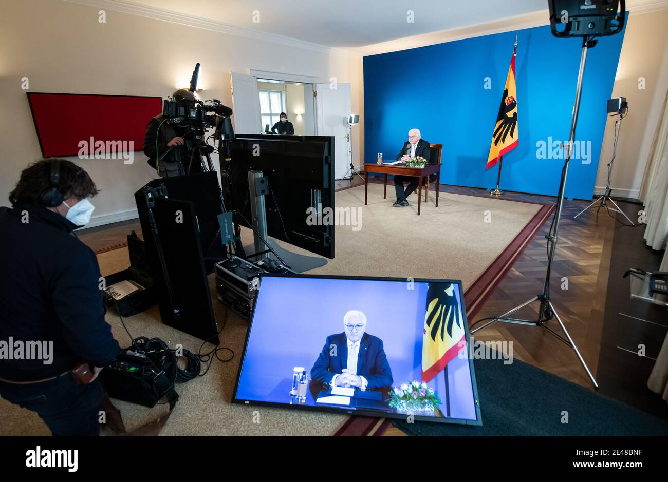 22. Januar 2021, Berlin: Bundespräsident Frank-Walter Steinmeier wird sich in seiner zweiten "Bürgersituation" aus dem Schloss Bellevue erneut per Live-Video mit den sieben Bürgern austauschen, mit denen er im Dezember 2020 erstmals über ihre Situation während der Pandemie sprach. Mit der "Bürgersituation" will der Bundespräsident direkt hören, wo seine Gesprächspartner die Herausforderungen und Probleme dieser Zeit sehen und ihre Ansichten zu den weiteren Entwicklungen im Land erfahren. Darüber hinaus will er wissen, welche Erfahrungen die Teilnehmer im Corona-Alltag haben und w Stockfoto