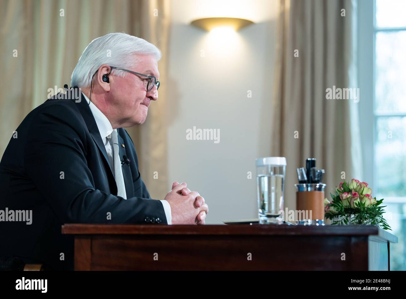 22. Januar 2021, Berlin: Bundespräsident Frank-Walter Steinmeier wird sich in seiner zweiten "Bürgersituation" aus dem Schloss Bellevue erneut per Live-Video mit den sieben Bürgern austauschen, mit denen er im Dezember 2020 erstmals über ihre Situation während der Pandemie sprach. Mit der "Bürgersituation" will der Bundespräsident direkt hören, wo seine Gesprächspartner die Herausforderungen und Probleme dieser Zeit sehen und ihre Ansichten zu den weiteren Entwicklungen im Land erfahren. Darüber hinaus will er wissen, welche Erfahrungen die Teilnehmer im Corona-Alltag haben und w Stockfoto