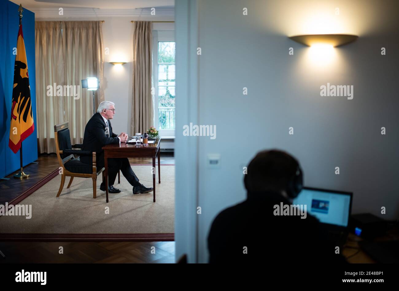 22. Januar 2021, Berlin: Bundespräsident Frank-Walter Steinmeier wird sich in seiner zweiten "Bürgersituation" aus dem Schloss Bellevue erneut per Live-Video mit den sieben Bürgern austauschen, mit denen er im Dezember 2020 erstmals über ihre Situation während der Pandemie sprach. Mit der "Bürgersituation" will der Bundespräsident direkt hören, wo seine Gesprächspartner die Herausforderungen und Probleme dieser Zeit sehen und ihre Ansichten zu den weiteren Entwicklungen im Land erfahren. Darüber hinaus will er wissen, welche Erfahrungen die Teilnehmer im Corona-Alltag haben und w Stockfoto