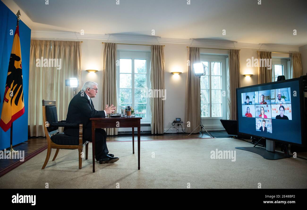 22. Januar 2021, Berlin: Bundespräsident Frank-Walter Steinmeier wird sich in seiner zweiten "Bürgersituation" aus dem Schloss Bellevue erneut per Live-Video mit den sieben Bürgern austauschen, mit denen er im Dezember 2020 erstmals über ihre Situation während der Pandemie sprach. Mit der "Bürgersituation" will der Bundespräsident direkt hören, wo seine Gesprächspartner die Herausforderungen und Probleme dieser Zeit sehen und ihre Ansichten zu den weiteren Entwicklungen im Land erfahren. Darüber hinaus will er wissen, welche Erfahrungen die Teilnehmer im Corona-Alltag haben und w Stockfoto