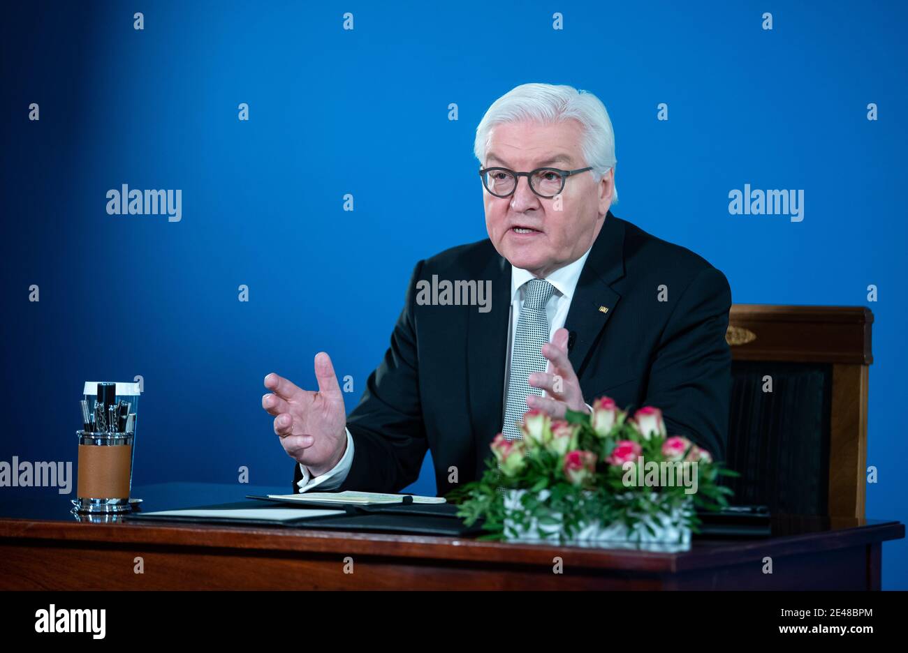 22. Januar 2021, Berlin: Bundespräsident Frank-Walter Steinmeier wird sich in seiner zweiten "Bürgersituation" aus dem Schloss Bellevue erneut per Live-Video mit den sieben Bürgern austauschen, mit denen er im Dezember 2020 erstmals über ihre Situation während der Pandemie sprach. Mit der "Bürgersituation" will der Bundespräsident direkt hören, wo seine Gesprächspartner die Herausforderungen und Probleme dieser Zeit sehen und ihre Ansichten zu den weiteren Entwicklungen im Land erfahren. Darüber hinaus will er wissen, welche Erfahrungen die Teilnehmer im Corona-Alltag haben und w Stockfoto