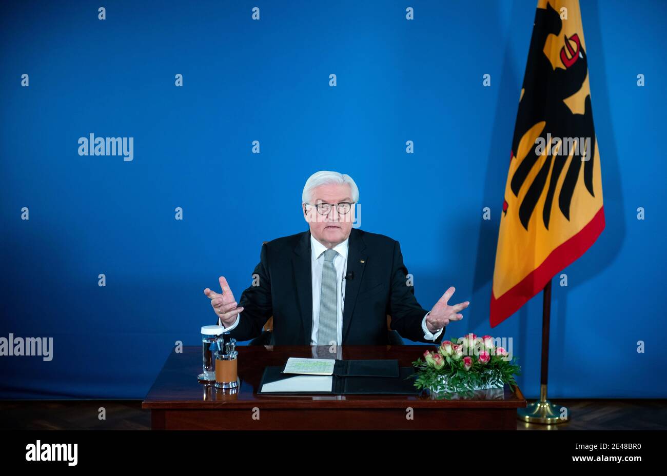 22. Januar 2021, Berlin: Bundespräsident Frank-Walter Steinmeier wird sich in seiner zweiten "Bürgersituation" aus dem Schloss Bellevue erneut per Live-Video mit den sieben Bürgern austauschen, mit denen er im Dezember 2020 erstmals über ihre Situation während der Pandemie sprach. Mit der "Bürgersituation" will der Bundespräsident direkt hören, wo seine Gesprächspartner die Herausforderungen und Probleme dieser Zeit sehen und ihre Ansichten zu den weiteren Entwicklungen im Land erfahren. Darüber hinaus will er wissen, welche Erfahrungen die Teilnehmer im Corona-Alltag haben und w Stockfoto