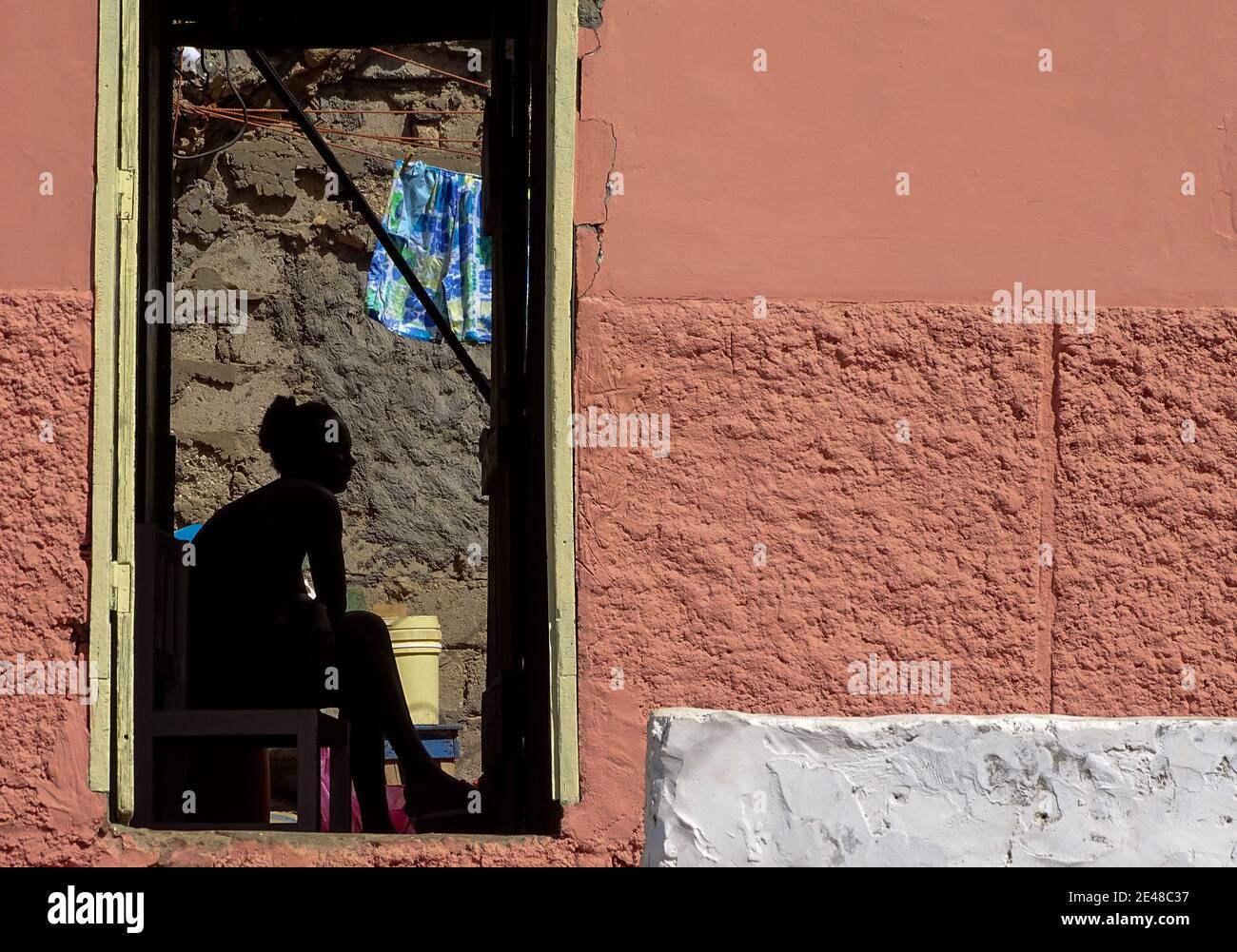 Silhouette einer Frau im Haus, Kapverdische Inseln, Sao Vicente. Stockfoto