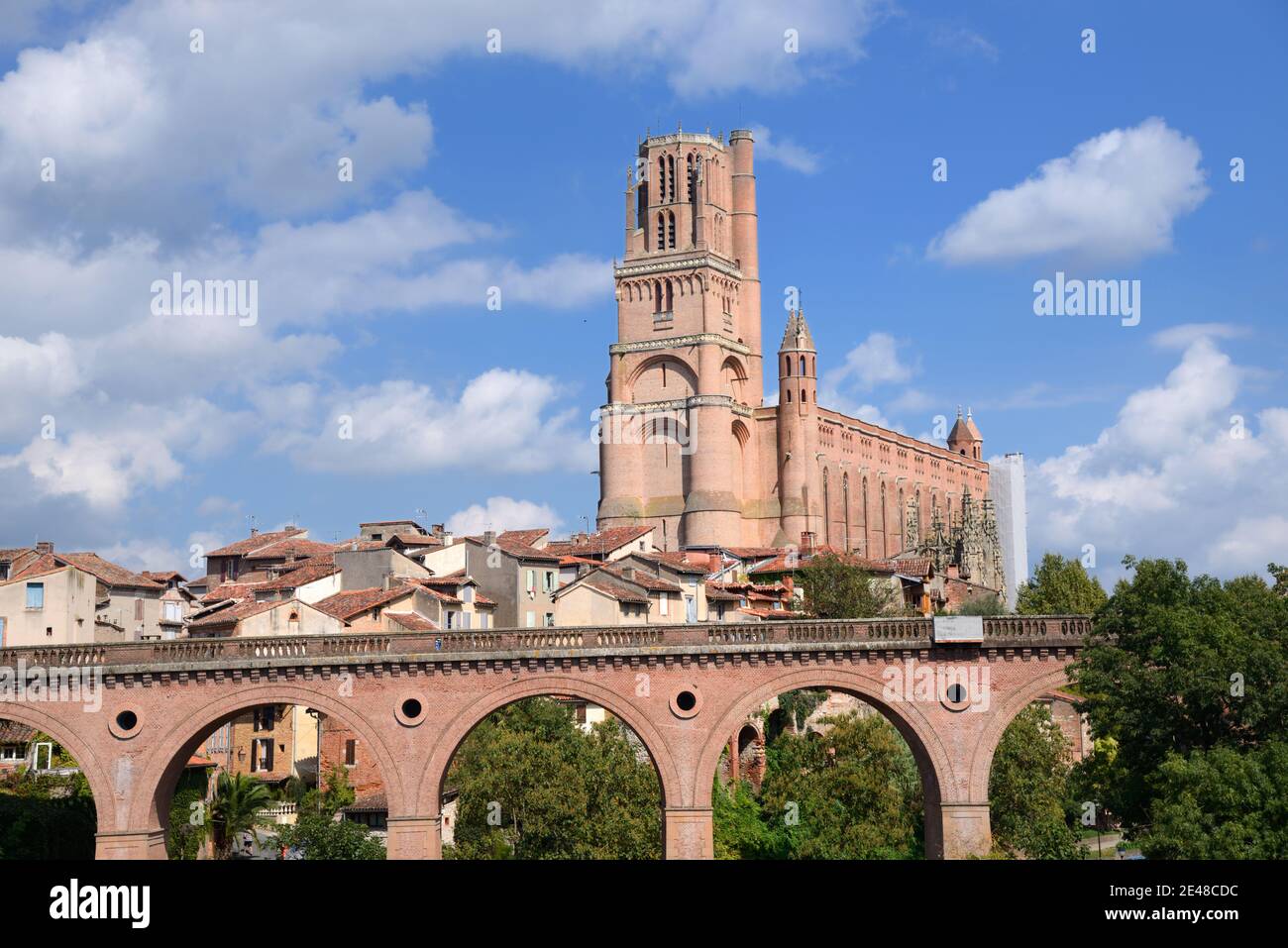 Kathedrale Basilika Saint Cecilia, Kathedrale Saint Cecile oder Albi Kathedrale & Eisenbahnviadukt Albi Tarn Frankreich Stockfoto