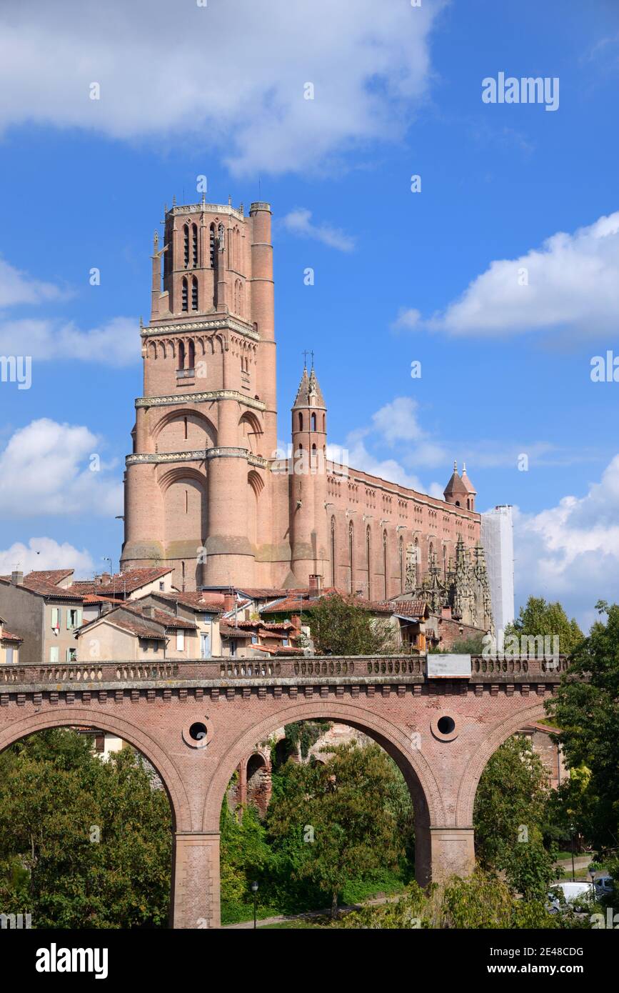 Kathedrale Basilika Saint Cecilia, Kathedrale Saint Cecile oder Albi Kathedrale & Eisenbahnviadukt Albi Tarn Frankreich Stockfoto