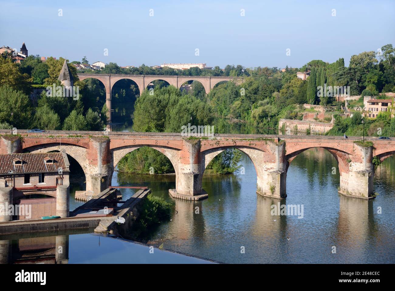 Alte Brücke (1035) Pont Vieux & Eisenbahnviadukt von Casteviel (c 19) über dem Fluss Tarn Albi Frankreich Stockfoto