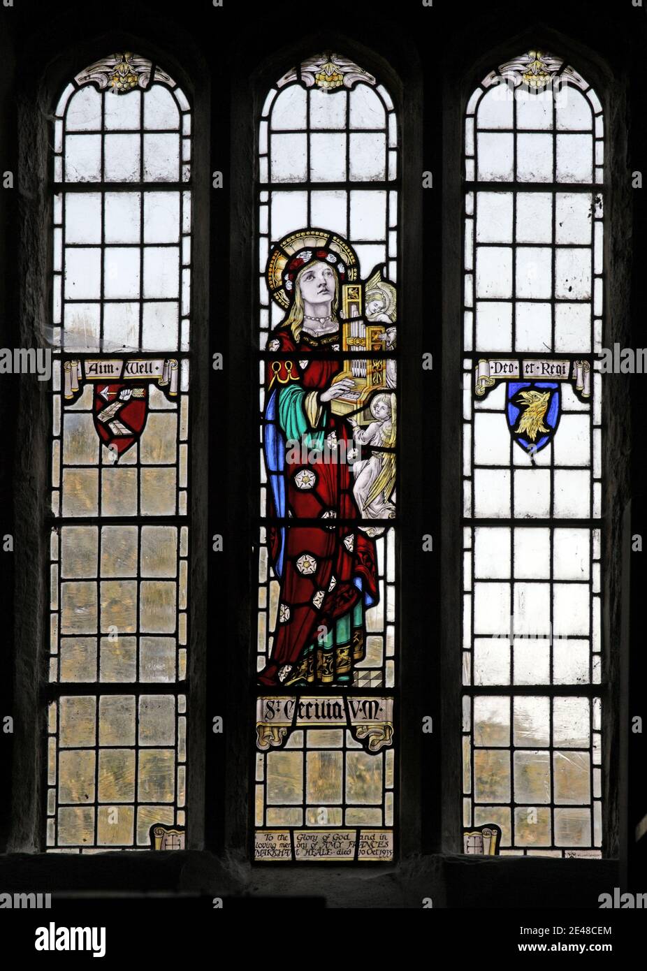 Ein Buntglasfenster von William Lawson mit der Darstellung von Saint Cecilia, St Andrew's Church, Withypool, Somerset, England Stockfoto