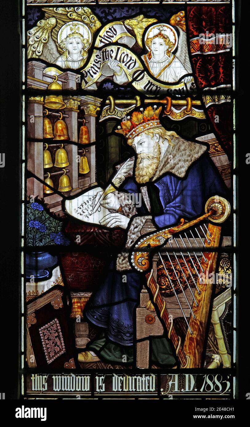 Ein Buntglasfenster von C E Kempe & Co. Aus dem Jahr 1885, das König David und 3 musikalische Engel St Giles Church, Uley Gloucestershire darstellt Stockfoto