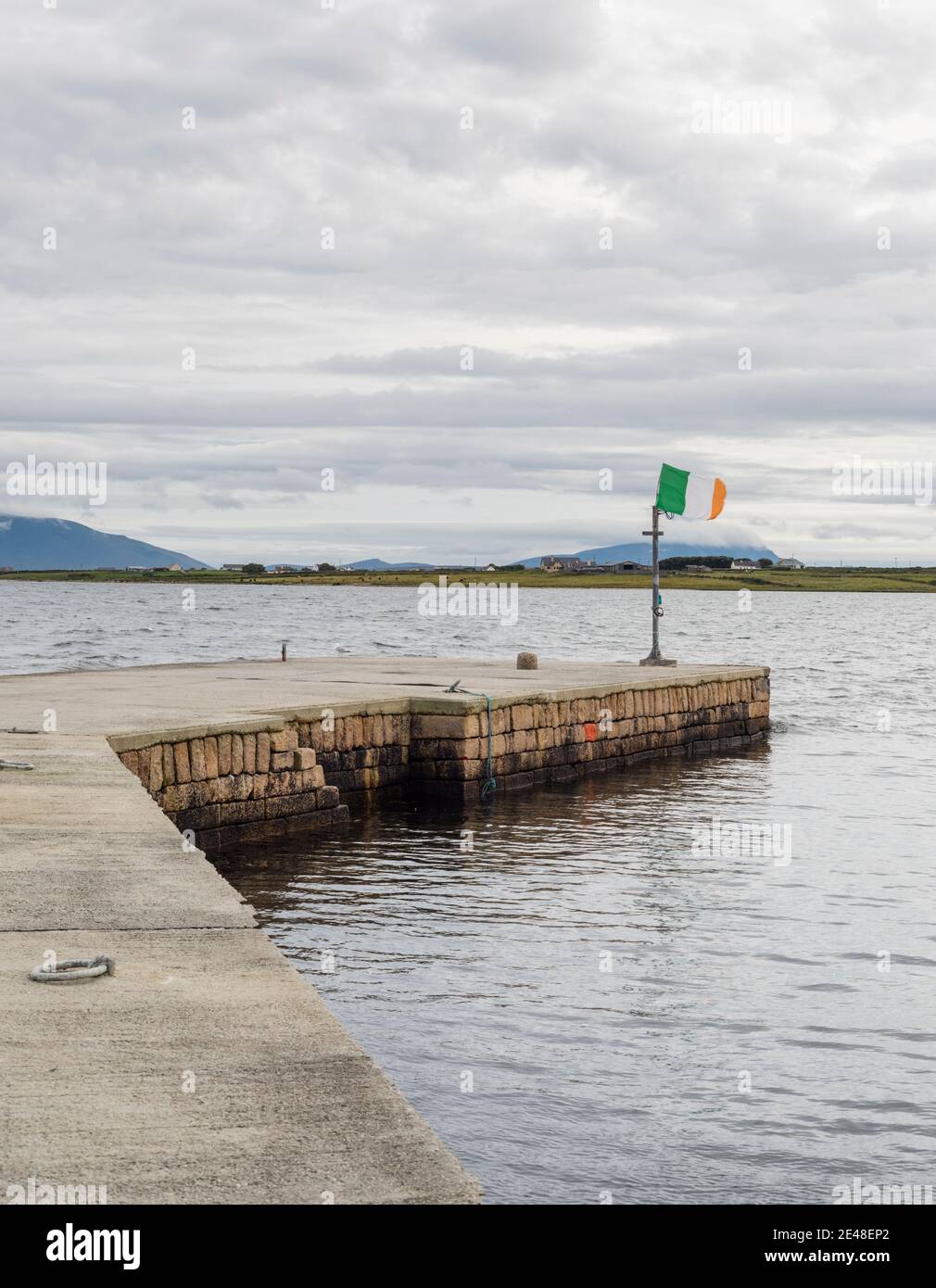 Der Pier in der Stadt Belmullet, County Mayo, Irland, mit irischer Flagge (tricolor) Stockfoto