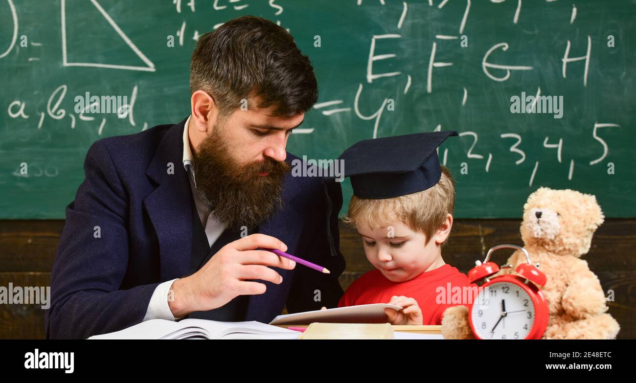 Mannlich Kindergarten Lehrer Zeichnung Bild Mit Kind Lehrer Und Schuler In Der Tafel Tafel Auf Dem Hintergrund Vater Mit Bart Lehrer Lehrt Sohn Kleiner Junge Stockfotografie Alamy