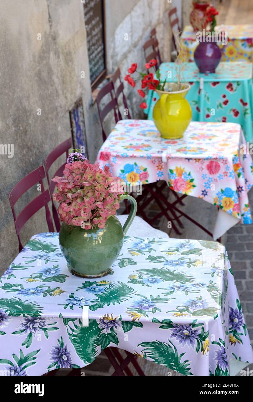 Restaurant im Freien mit Tischen mit Provençal Tischdecken Decorative Krug vorbereitet Vasen & Blumen in Cassis Provence Frankreich Stockfoto