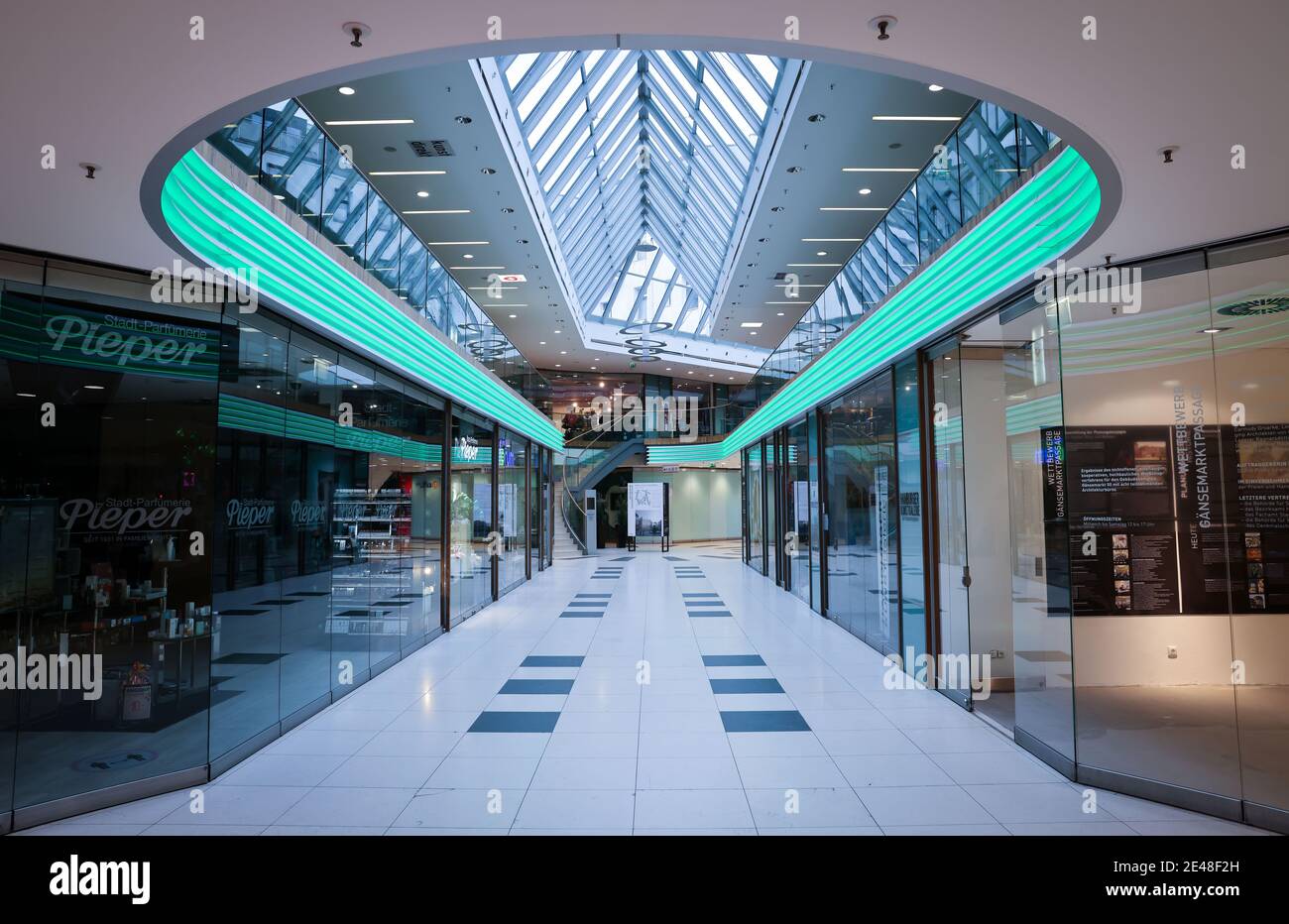 Hamburg, Deutschland. Januar 2021. Blick auf die geschlossene Gänsemarktpassage während einer Fotosession zur Präsentation des Siegerdesigns für den Bau der neuen Gänsemarktpassage. Eine Fachjury unter dem Vorsitz von Planungsleiter Höing wählte einstimmig den Entwurf des Hamburger Architekturbüros Biwermau als Sieger aus. Das Konzept sieht die Nutzung von Einzelhandel, Büro und Wohnen vor, mit offenen Höfen, die die Colonnaden mit dem Gänsemarkt und der Büschstraße verbinden. Quelle: Christian Charisius/dpa/Alamy Live News Stockfoto