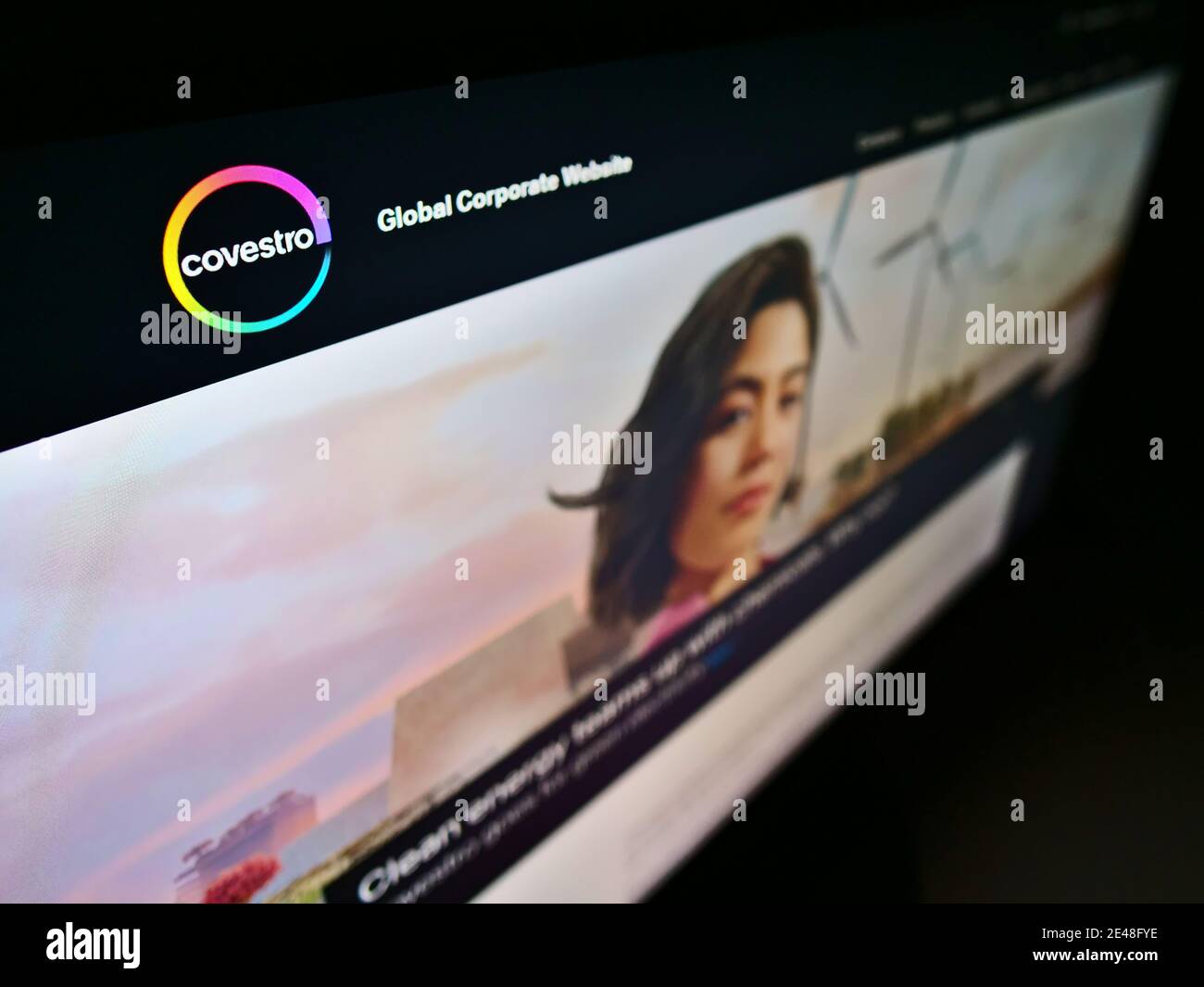 Hochwinkelansicht der Website des deutschen Chemieunternehmens Covestro AG auf Computermonitor mit Business-Logo. Konzentrieren Sie sich auf die linke obere Ecke. Nicht modifiziertes Foto. Stockfoto
